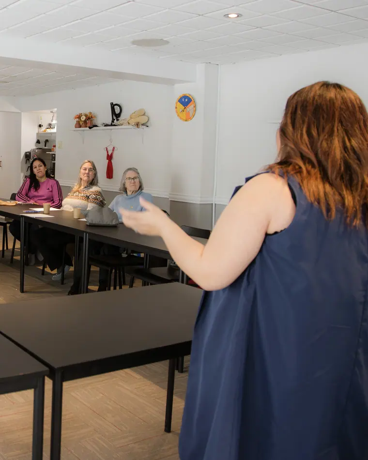 Danysa anime un atelier autour des tables