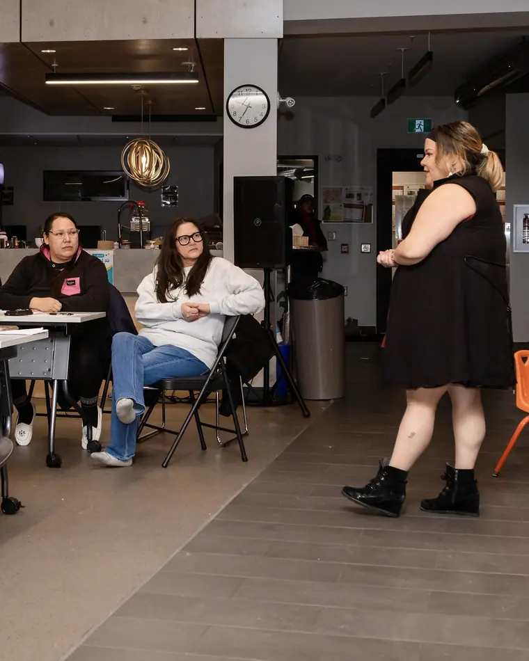 Danysa en échange avec les participantes