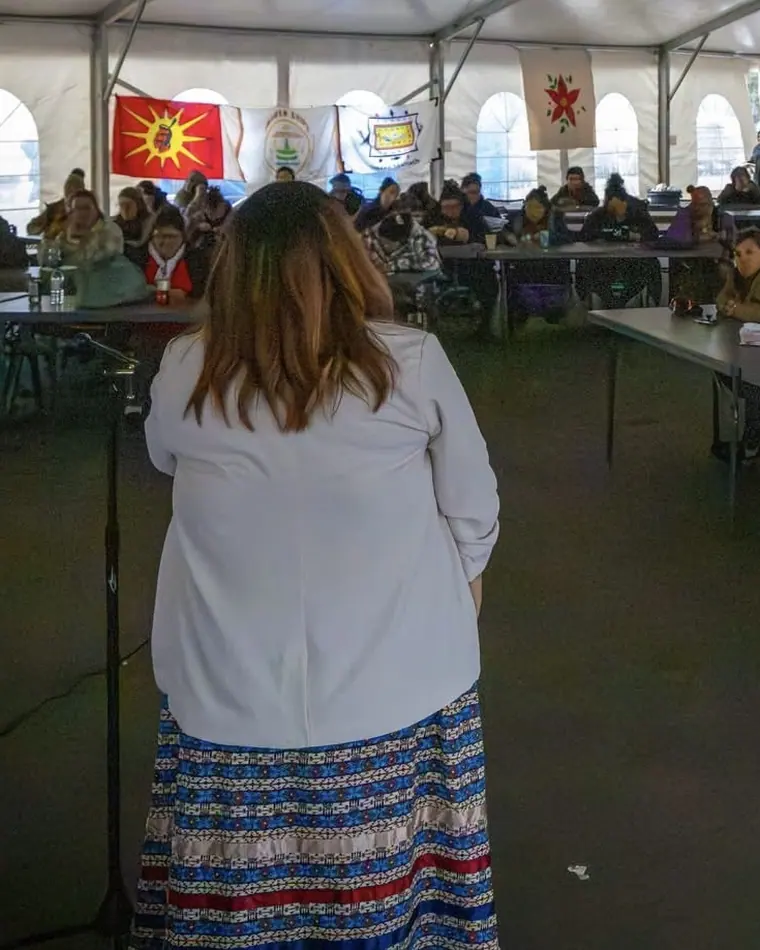 Danysa devant une grande assemblée sous le chapiteau