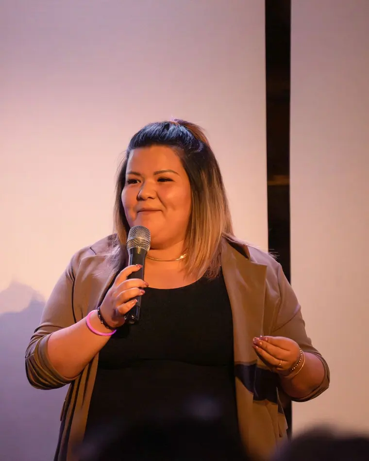 Danysa en conférence, écran en arrière-plan