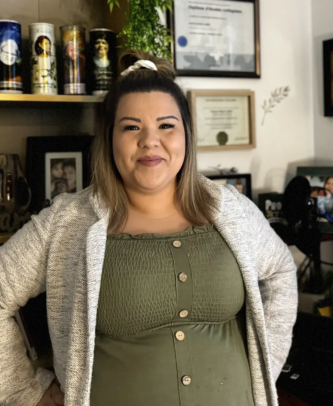 Danysa Régis-Labbé chez elle, devant ses diplômes